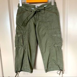 Green cropped cargo pants